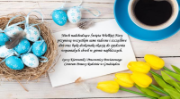 Kartka z życzeniami Wielkanocnymi przedstawiająca pisanki, tulipany oraz filiżankę kawy